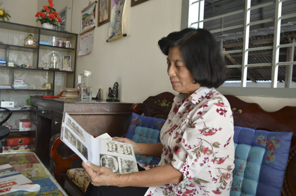 Cô giáo Văng Xuân với gia tài là những cuốn album ghi lại những kỷ niệm trong sự nghiệp “trồng người”.