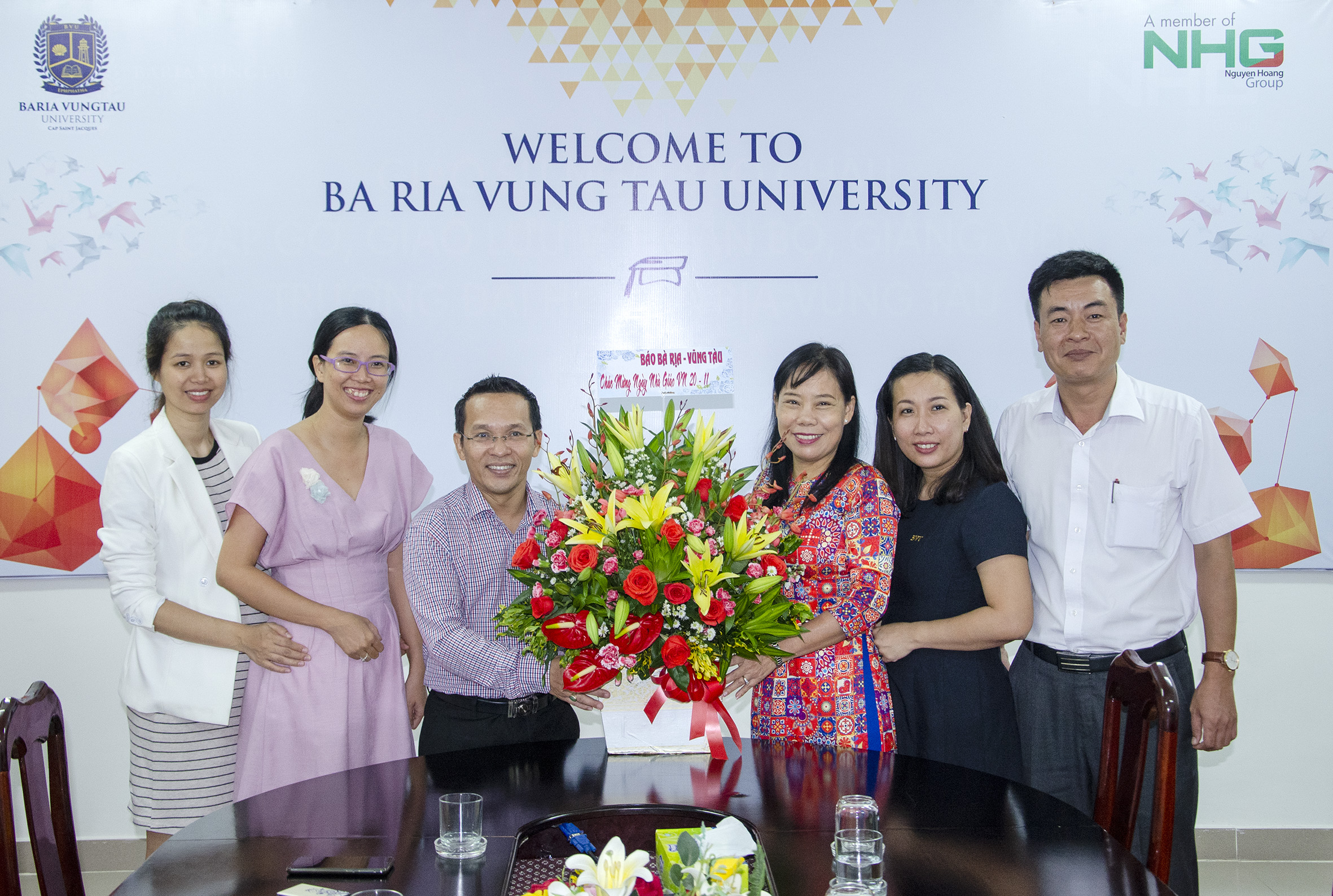 Bà Đỗ Nguyễn Hoàng Dung, Quyền Tổng Biên tập Báo Bà Rịa-Vũng Tàu (thứ 3 từ phải qua) tặng hoa chúc mừng Ban giám hiệu Trường ĐH Bà Rịa - Vũng Tàu.
