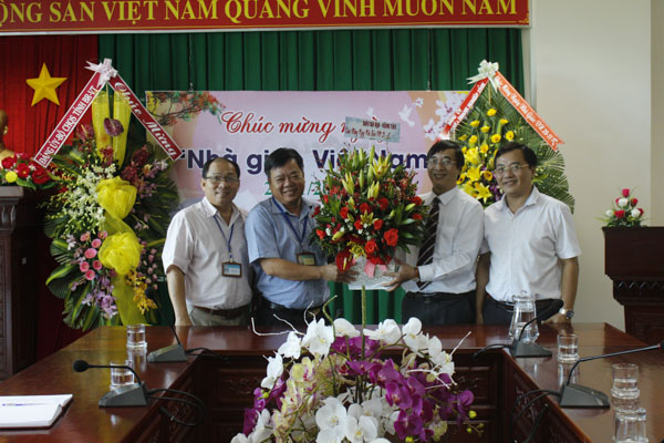 Ông Trương Đức Nghĩa, Phó Tổng Biên tập Báo Bà Rịa-Vũng Tàu tặng hoa chúc mừng Sở GD-ĐT.