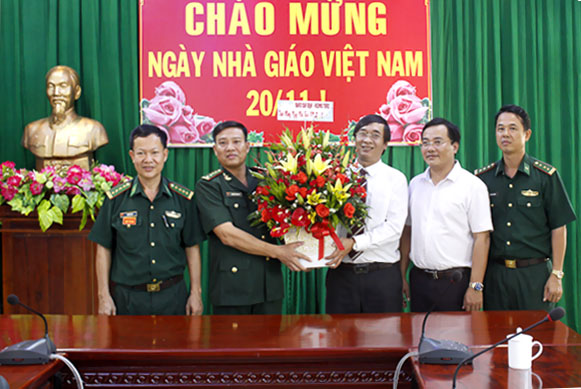 Ông Trương Đức Nghĩa, Phó Tổng Biên tập Báo Bà Rịa-Vũng Tàu tặng hoa chúc mừng Trường Trung cấp Biên phòng.