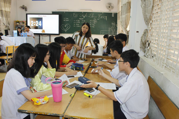 Cô Lê Thị Trang Nhung, GV ngữ Văn, Trường THPT Châu Thành (TP. Bà Rịa) hướng dẫn HS lớp 10A2 thảo luận nhóm. 