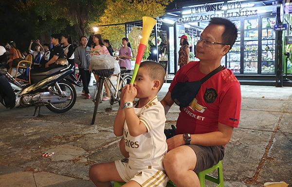 Cổ động viên 4 tuổi Tống Hoàng Thiên cùng ba đến khu vực Hoa viên Trưng Trắc cổ vũ cho Đội tuyển Việt Nam.