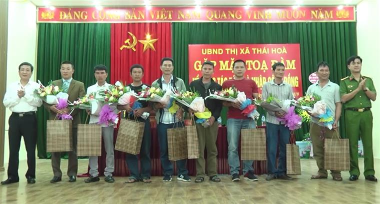 Lãnh đạo Công an tỉnh và UBND TX Thái Hòa tặng quà cho các trường hợp điển hình                 trong công tác tái hòa nhập cộng đồng