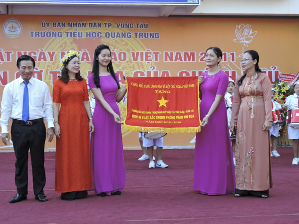 Bà Nguyễn Thị Thu Hương (bìa phải), Phó Chủ tịch UBND TP.Vũng Tàu trao Cờ thi đua của Chính phủ cho Trường TH Quang Trung (TP. Vũng Tàu). Ảnh: HUYỀN TRANG 