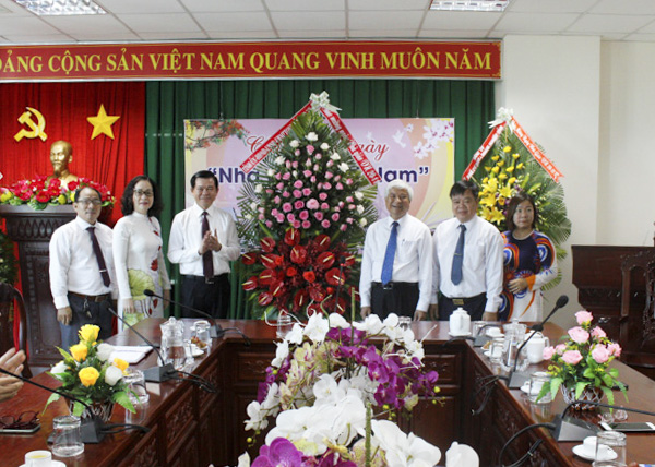 Ông Nguyễn Hồng Lĩnh (thứ 3 bên trái qua), Ủy viên Trung ương Đảng, Bí thư Tỉnh ủy, Chủ tịch HĐND tỉnh tặng hoa chúc mừng Sở GD-ĐT. Ảnh: TUỆ LÂM