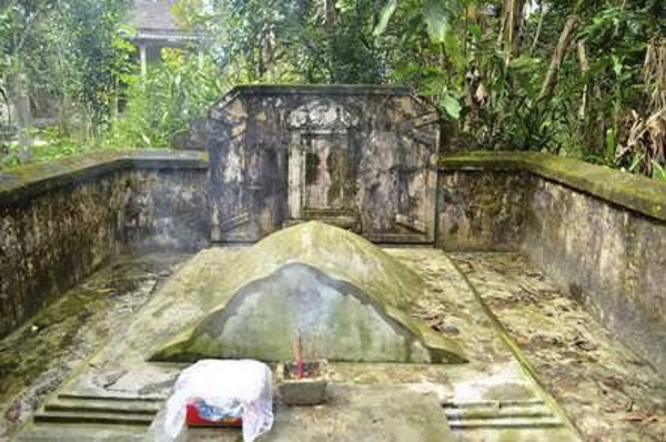 Phần mộ của công nương Ngọc Vạn tại Dã Lê Chánh, xã Thủy Vân, TX. Hương Thủy, Thừa Thiên - Huế.