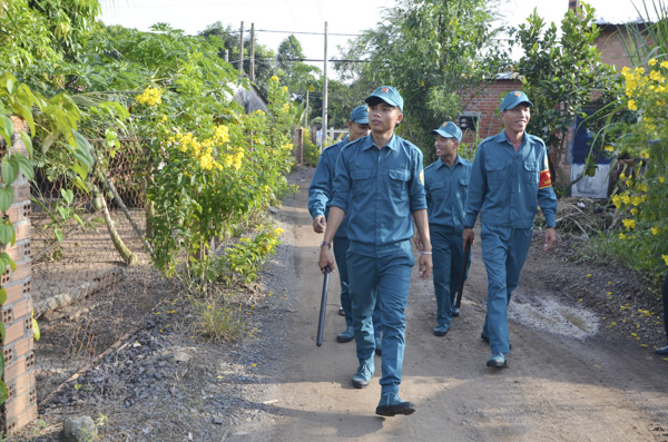 Nguyễn Phi Long (đi đầu) cùng lực lượng dân quân xã Phước Long Thọ đi tuần, góp phần giữ bình yên trong xóm làng.