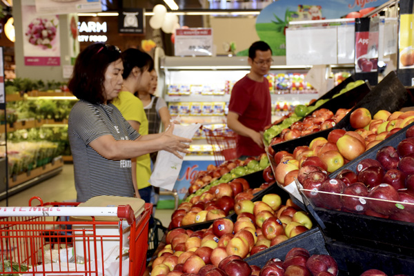 Khách hàng chọn mua trái cây tại siêu thị Lotte Mart Vũng Tàu.