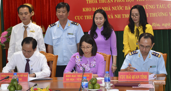 Đại diện Kho bạc Nhà nước tỉnh, Cục Hải quan tỉnh và Vietcombank ký kết thỏa thuận liên tịch phối hợp thu NSNN.
