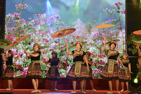 Tốp múa nữ huyện Long Điền biểu diễn tiết mục múa “Hoa rừng”.