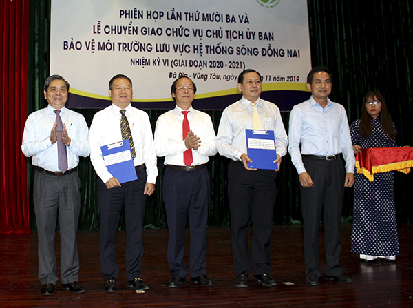 Lãnh đạo Bộ TN-MT, UBND tỉnh BR-VT, UBND tỉnh Đồng Nai chứng kiến đại diện lãnh đạo sở TN-MT 2 tỉnh trao Quy chế phối hợp quản lý tài nguyên và môi trường vùng giáp ranh giữa 2 tỉnh. 