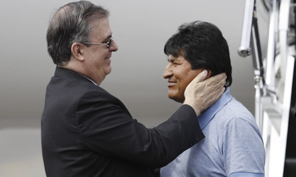 Ngoại trưởng Mexico Marcelo Ebrard (trái) chào đón cựu Tổng thống Bolivia Evo Morales tại sân bay ở thủ đô Mexico City ngày 12/11. 