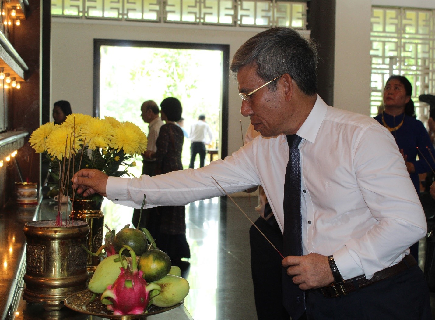 Ông Nguyễn Lập, Chủ tịch UBND TP.Vũng Tàu thắp nhang tại Đền thờ Liệt sĩ TP.Vũng Tàu.