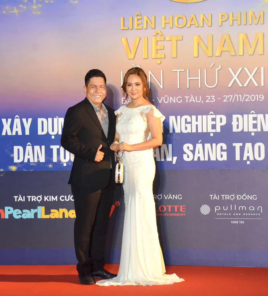 Vợ chồng đạo diễn Đức Thịnh - diễn viên Thanh Thúy đến dự lễ khai mạc Liên hoan phim Việt Nam lần thứ 21.