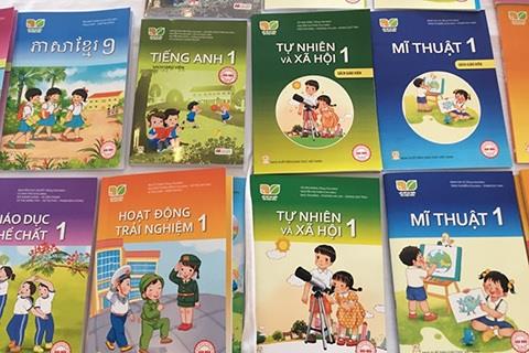 Có 32 sách giáo khoa của 8 môn học được phê duyệt trong lần này. Ảnh minh hoạ