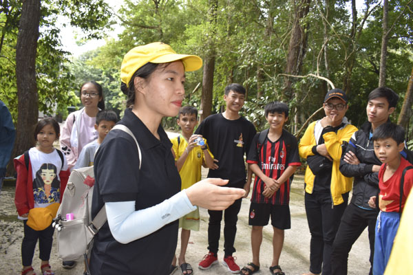 Các em thiếu nhi được tình nguyện viên của Công ty TNHH Du lịch và Sự kiện Xuyên Mộc hướng dẫn trước khi tham gia trò chơi tại hội trại.