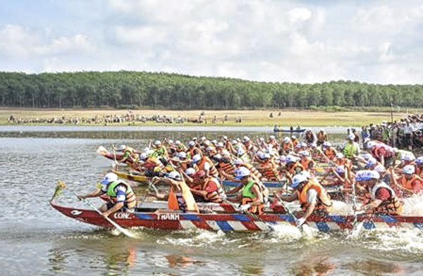 Các đội tham gia lễ hội đua ghe truyền thống xã Quảng Thành tranh tài ở các nội dung: đua Cúng, đua Tiền và đua Phá.