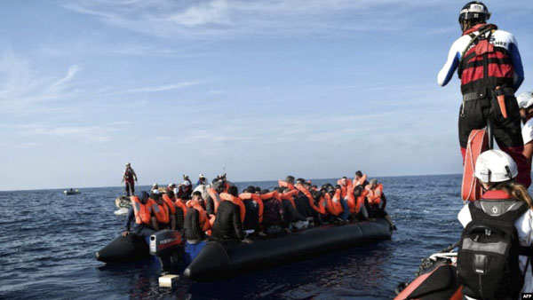 Người di cư được cứu trên biển ở ngoài khơi Libya.   