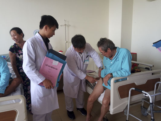 Các bác sĩ Khoa CTCH, BV Bà Rịa thăm khám cho một bệnh nhân vừa được phẫu thuật thay khớp háng.