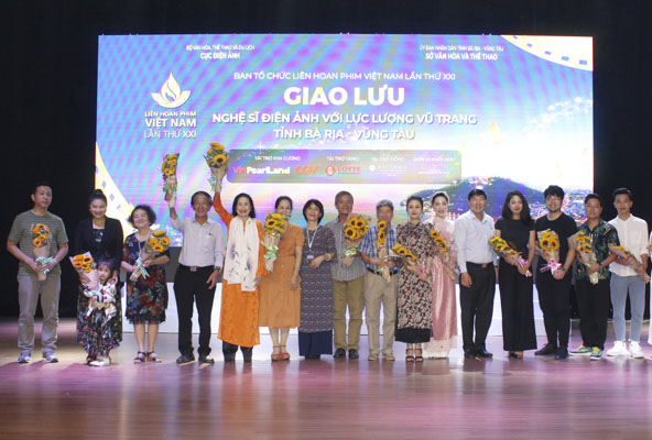 Đại diện Ban tổ chức LHP Việt Nam lần thứ 21 tặng hoa các nghệ sĩ tham gia buổi giao lưu.