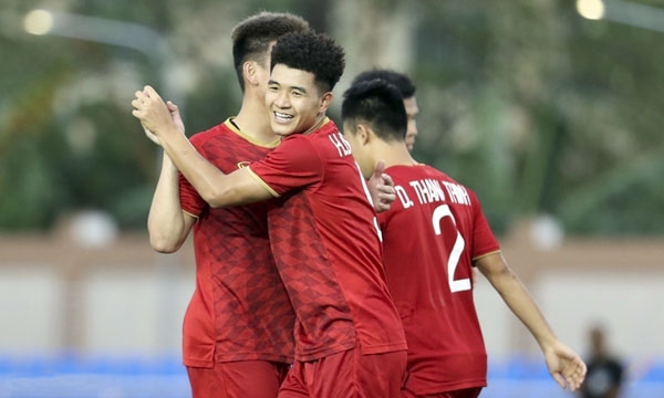 Đức Chinh (giữa) lập hat-trick cho Việt Nam ngay trận đầu tiên  ở SEA Games 30. 
