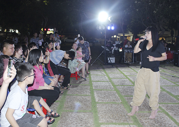 Ca sĩ Phương Thanh biểu diễn phục vụ khán giả tại buổi chiếu phim ngoài trời.