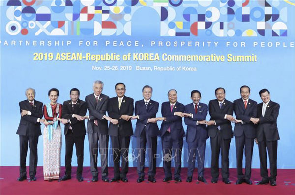 Thủ tướng Nguyễn Xuân Phúc, Tổng thống Hàn Quốc Moon Jae-in và các trưởng đoàn tham dự hội nghị chụp ảnh chung theo phong cách truyền thống của ASEAN. 