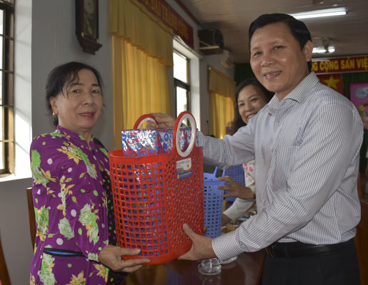 Ông Mai Minh Quang, Phó Trưởng Ban Dân vận Tỉnh ủy tặng quà cho phụ nữ trong “Nhóm phụ nữ tự lực”.