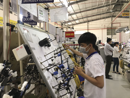 Sản xuất linh kiện ô tô tại Công ty TNHH Dongjin Global (KCN Đất Đỏ 1, huyện Đất Đỏ).