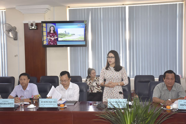 Bà Lê Thị Trang Đài, Chủ tịch UBND huyện Xuyên Mộc cung cấp thông tin cho đại diện các cơ quan báo chí.