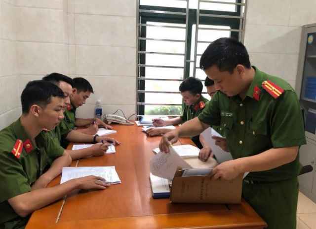 Cán bộ Công an TP Vinh họp bàn kế hoạch đấu tranh phá án