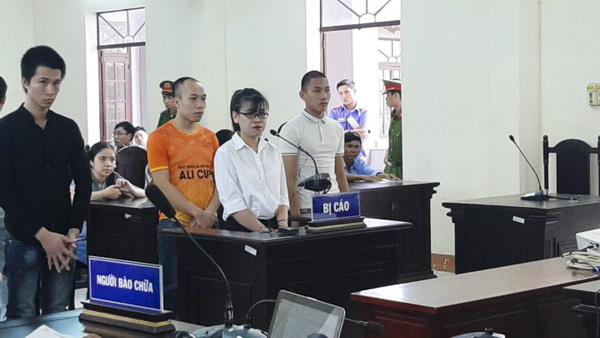 Từ trái qua phải: Các bị cáo Phan Quỳnh Long, Trần Quốc Tĩnh, Nguyễn Huỳnh Tú Trinh, Huỳnh Ngọc Thiện tại phiên tòa ngày 27/11.
