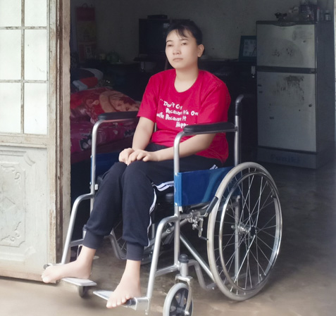 Em Đào Thị Thi hiện đã mù cả 2 mắt và bị liệt phải ngồi xe lăn, sống nương tựa vào mẹ già, hoàn cảnh gia đình rất khó khăn, cần sự giúp đỡ của các nhà hảo tâm.