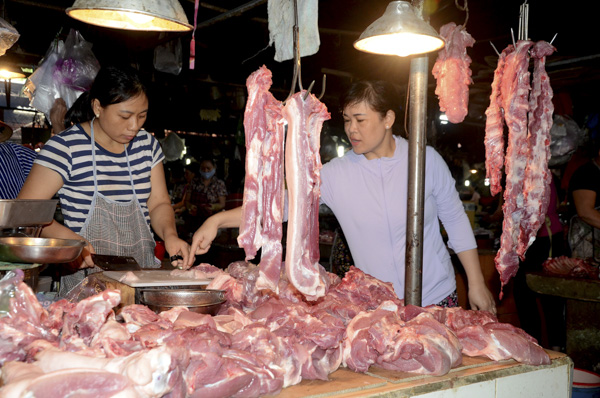 Người dân mua thịt heo tại chợ Năm Tầng (TP. Vũng Tàu).