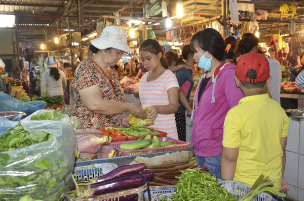 Giá thịt heo tăng đẩy giá tiêu dùng tăng theo.Trong ảnh: Người dân mua rau tại chợ Vũng Tàu.