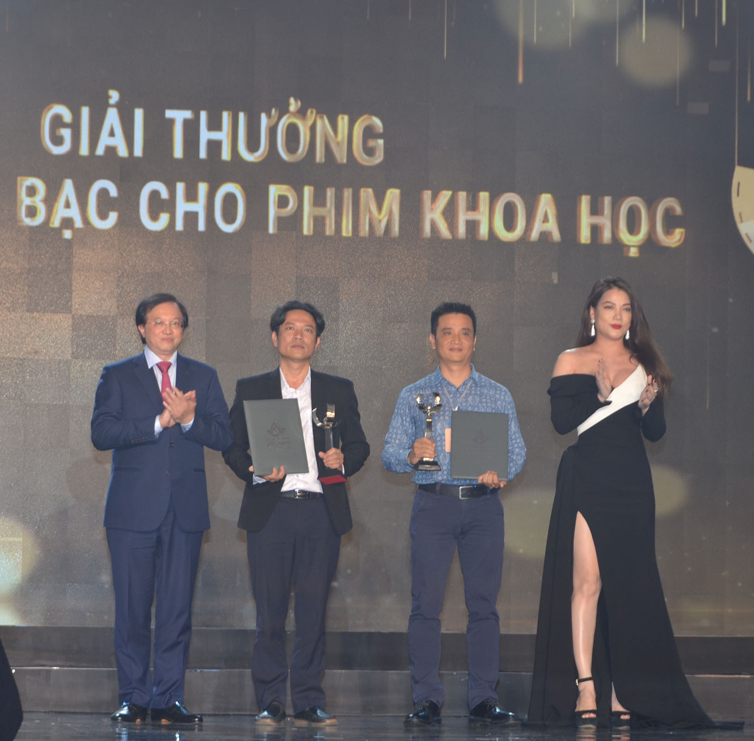 Ông Tạ Quang Đông, Thứ trưởng Bộ VHTTDL và diễn viên, nhà sản xuất Trương Ngọc Ánh trao giải Bông sen bạc cho hạng mục Phim khoa học. 