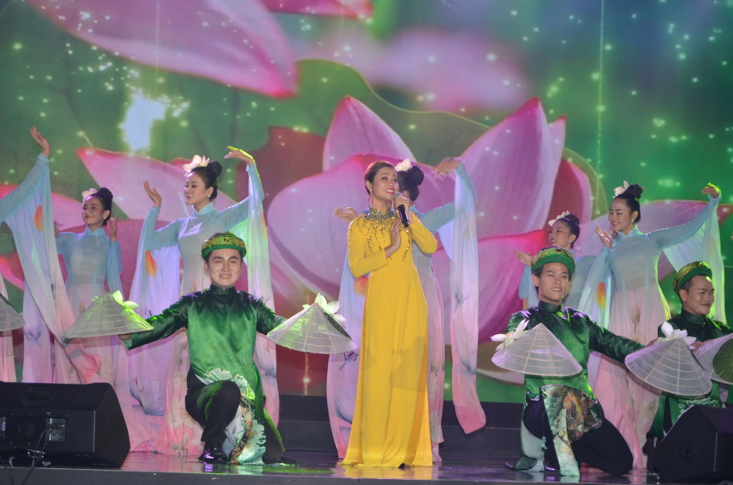 Ca sĩ Hồng Ngọc và vũ đoàn Hải Âu biểu diễn ca khúc “Sen” tại lễ bế mạc. 