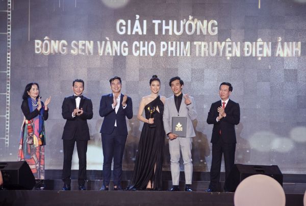 Ông Võ Văn Thưởng, Ủy viên Bộ Chính trị, Bí thư Trung ương Đảng, Trưởng Ban Tuyên giáo Trung ương trao giải Bông sen vàng hạng mục phim truyện cho nhà sản xuất phim Song Lang.