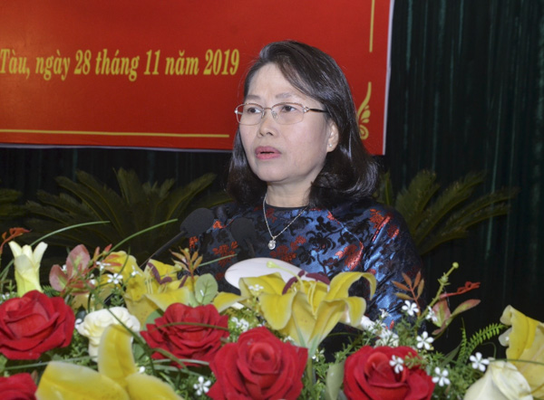 Bà Nguyễn Thị Yến, Phó Bí thư Thường trực Tỉnh ủy, Trưởng Đoàn ĐBQH tỉnh trình bày báo cáo tóm tắt tình hình kinh tế-xã hội, quốc phòng-an ninh, công tác xây dựng Đảng năm 2019 và phương hướng, nhiệm vụ năm 2020.