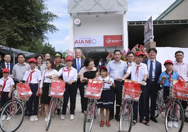 Trao tặng xe đạp cho trẻ em có hoàn cảnh khó khăn tại địa phương, dịp khai trương văn phòng tại Bà Rịa.