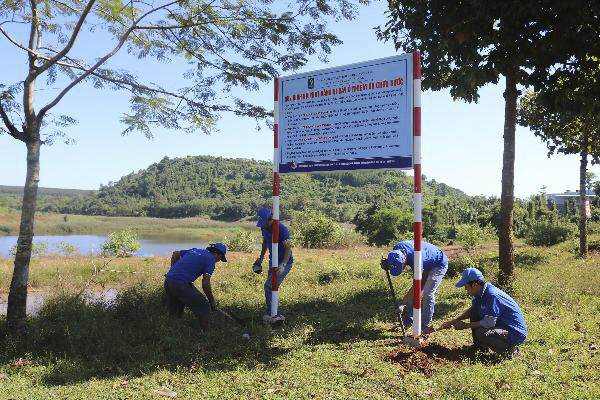 Cắm pano tuyên truyền bảo vệ nguồn nước, một trong những hoạt động của chương trình “Nâng cao nhận thức BVMT các hồ chứa nước trên địa bàn tỉnh BR-VT”.