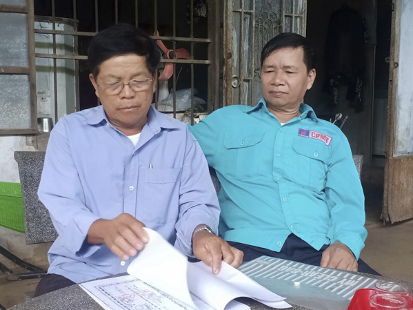 Ông Lê Chí Khới (TT.Phước Bửu, huyện Xuyên Mộc-bên trái) hiện đang phải bổ sung hồ sơ xác minh về chiến trường tham gia chiến đấu để được hưởng chế độ trợ cấp NNCĐDC.