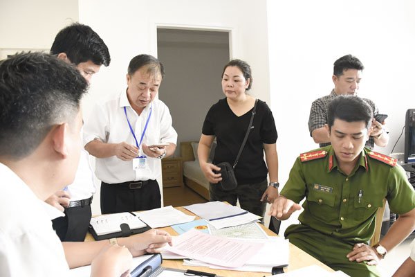Đoàn kiểm tra liên ngành gồm Sở Du lịch, Cục Thuế, Công an tỉnh kiểm tra thủ tục kinh doanh lưu trú một căn hộ trong Chung cư Vũng Tàu Melody (149 Võ Thị Sáu, phường Thắng Tam, TP.Vũng Tàu). 