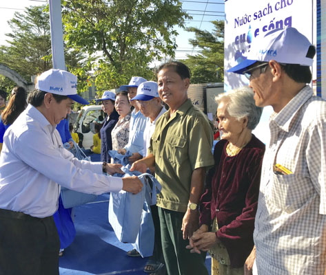Ông Lê Tuấn Quốc, Phó Chủ tịch UBND tỉnh tặng túi thân thiện môi trường cho những hộ dân sống gần các hồ chứa nước trên địa bàn tỉnh.