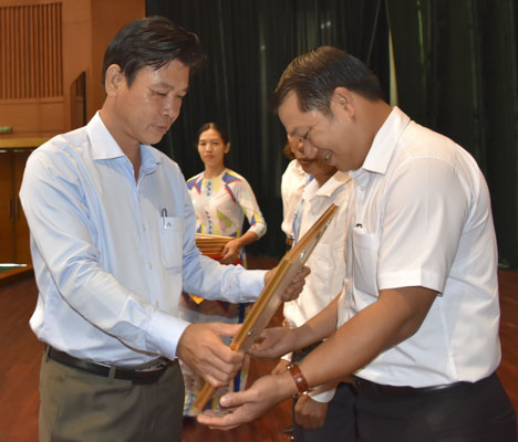 Ông Trần Văn Lợi, Phó Chủ tịch UBMTTQ VN tỉnh tặng Bằng khen cho các cá nhân và tập thể.