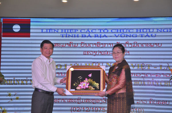 Ông Trần Văn Tuấn, Phó Chủ tịch UBND tỉnh tặng quà lưu niệm cho bà Phimpha Keomixay, Tổng Lãnh sự Cộng hòa dân chủ nhân dân Lào tại TP.Hồ Chí Minh. 