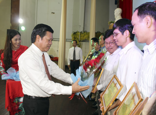 Ông Nguyễn Văn Xinh, Ủy viên Ban Thường vụ, Trưởng Ban Tuyên giáo Tỉnh ủy trao giải  cho các tác giả, nhóm tác giả đạt giải Nhất.