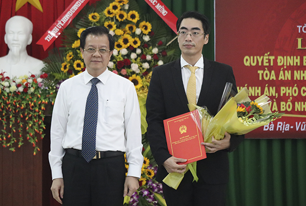 Ông Lê Hồng Quang, Ủy viên Trung ương Đảng, Phó Chánh án TAND Tối cao trao quyết định điều động và bổ nhiệm ông Bùi Thái Hùng giữ chức vụ Phó Chánh án TAND tỉnh BR-VT.