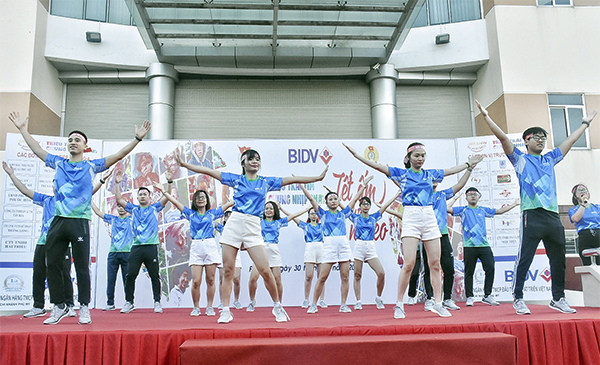 Đoàn Thanh niên BIDV Chi nhánh Phú Mỹ biểu diễn vũ điệu Flashmob chào mừng giải.