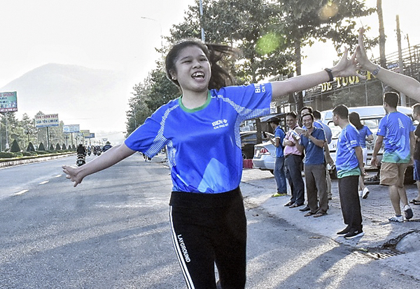 Một VĐV nữ về đích sớm nhất trong Giải chạy bộ từ thiện “Nụ cười BIDV - Tết ấm cho người nghèo”.